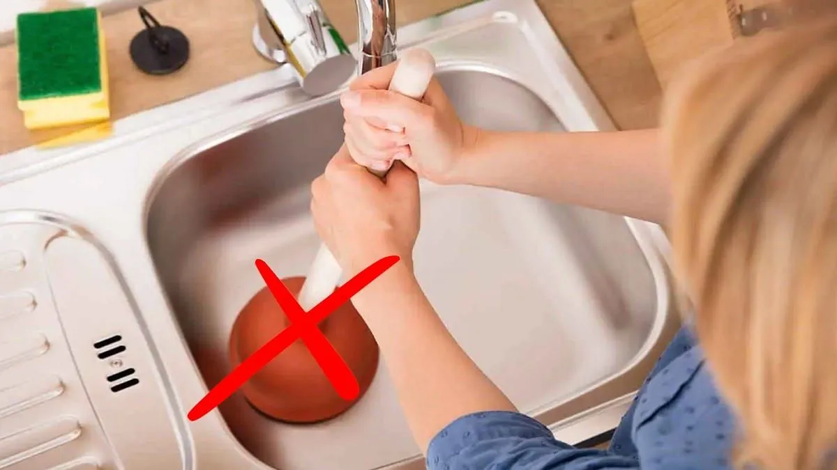 Verstopftes spülbecken? eine einfache und umweltfreundliche lösung mit spülmittel